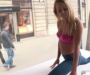 блондинка  занимается сексом в общественном месте