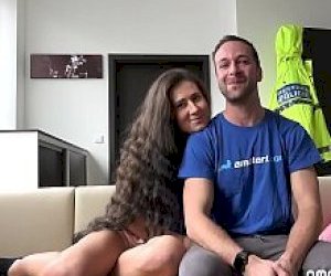 mężczyzna  rżnie panienkę w domu