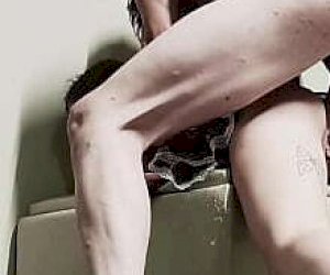 с татуировками женщина с сексуальным телом орал