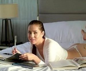 big bugger  squirts on her face at the pool