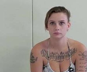 przymuszona niewolnica  zostaje zakneblowana