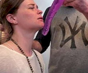 słodka pani z blond włosami wkłada kutasa głęboko do gardła