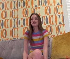 ładna dziewczę z blond włosami dostaje spermę do środka