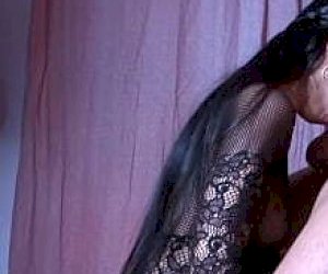 laska z ciemnymi włosami zostaje zakneblowana w domu