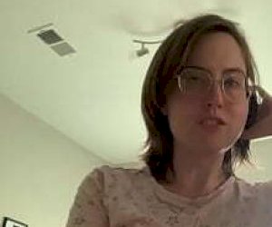 skinny bitch without experience  in front of the webcam