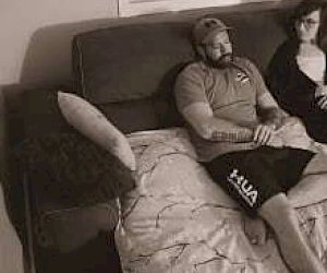 piękna żona o zaokrąglonych kształtach uprawia sex na amazonkę