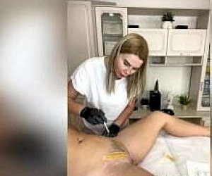 mokra panienka lubiąca na ostro doświadcza zbliżenia