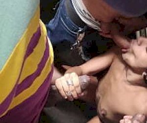 gostek z ogromnym kapucynem spuszcza się na twarz