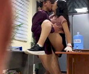 милая киска похотливая по-собачьи в общественном месте