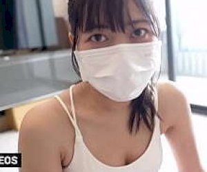 słodka laseczka pochodząca z Azji zabawia się ostro w siłowni