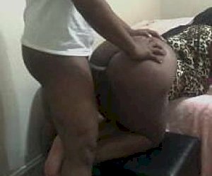 женщина с круглой попой фут-фетишизм