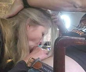 facet  rżnie panienkę