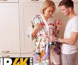 pan  bzyka panienkę