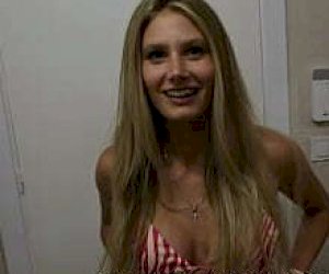 żona z dużymi melonami obciąga w domowym zaciszu