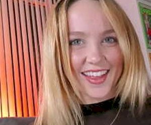 niegrzeczna nastolatka bez doświadczenia doświadcza zbliżenia