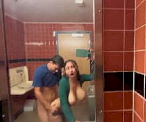 грудастая шлюха большими сиськами  кончил в неё в ванной комнате