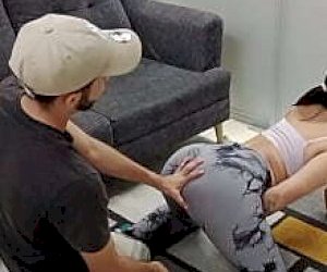 panna z wygoloną cipką zabawia się oralnie