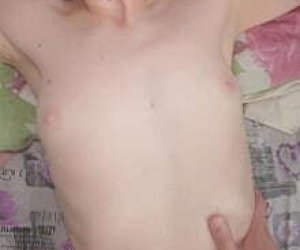 piękna rozpustnica o chudej sylwetce bierze gościa jak Amazonka w domu