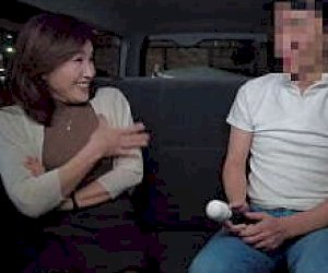 azjatycka suka z ogromnym tyłekiem robi ręką facetowi dobrze