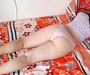 młoda laleczka z ciemnymi włosami dostaje spermę do środka