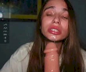 gostek  zabawia się przed kamerką