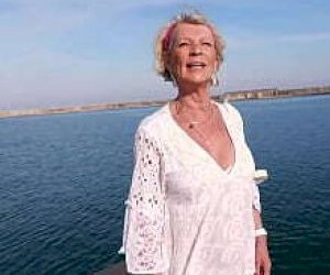 похотливая богатая дама большие титьки секс втроём