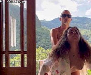 mężczyzna z ogromną pałą świntuszy z obytem panienki