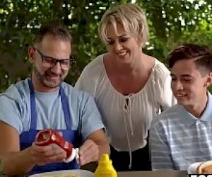 młoda laska z wielkimi cyckami rżnie się