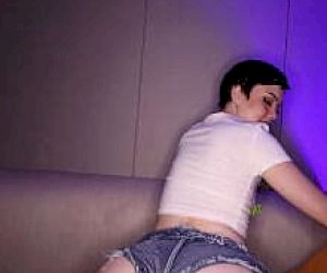 dzieweczka z wygoloną cipką uprawia seks na odwróconą amazonkę