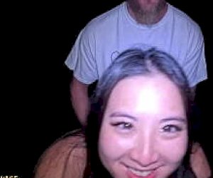 азиатка киска классная киска играет с киской на пляже