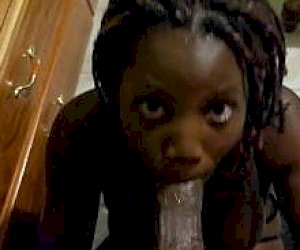 gość z imponującym interesem spuszcza się