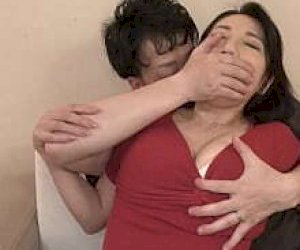 azjatycka panna z dużymi melonami zostaje wylizana