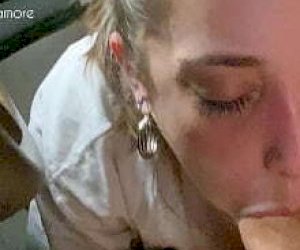 малолетка шлюха  с кляпом во рту на открытом воздухе