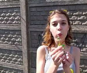 маленького телосложения сучка неопытная по-собачьи на открытом воздухе