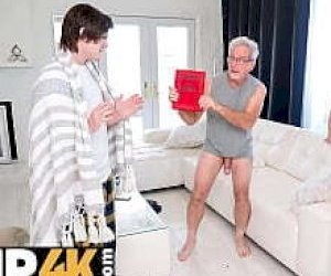 малолетка бритая киска сосёт член