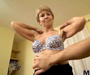 опытная бабуля в чулках амазонка