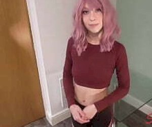 gość z imponującym fiutkiem rżnie się z nią na amazonkę