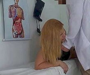 młoda osiemnastka bez doświadczenia masturbuje się