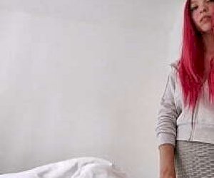 gostek z dużym interesem rżnie się z nią na amazonkę