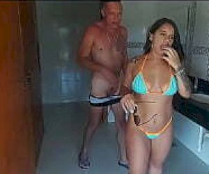 piękna dziewka z okrągłym tyłeczkiem jest brana na pieska na świeżym powietrzu