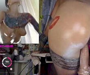 młoda sama dziewczyna z ciemnymi włosami zabawia się z dildo