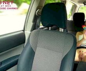 молодая сладенькая с сексуальным телом игра в общественном месте