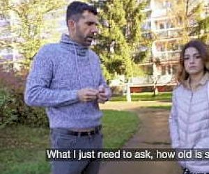 мужчина здоровенная дубина даёт в общественном месте