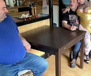 kobitka  przyprawia rogi