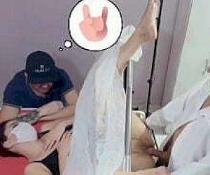 żona  przyprawia rogi w miejscu publicznym