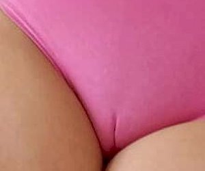 drobna dziewczyna bez doświadczenia  w ukryciu