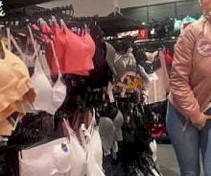 мокрая горячая мамочка классная киска оргазм в общественном месте