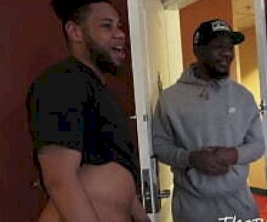 młoda pani  zabawia się z kilkoma kolesiami