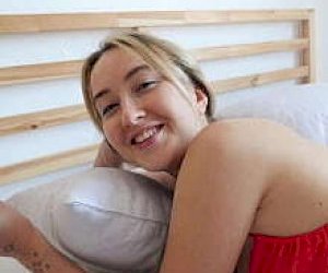 seksowana dziewuszka z ogromnym tyłekiem rżnie się w domu