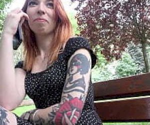 młoda rudowłosa bez doświadczenia wydziera się głośno